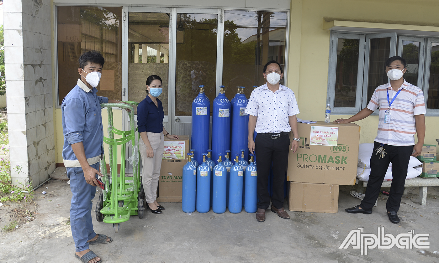 Đơn vị Bệnh viện Dã chiến số 1 tiếp nhận trang thiết bị y tế.