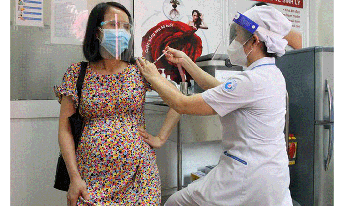 Chị Võ Kim Ngân (quận Bình Thạnh, TPHCM) tiêm vaccine Covid-19 tại Bệnh viện Từ Dũ chiều 13-8. Ảnh: HOÀNG HÙNG