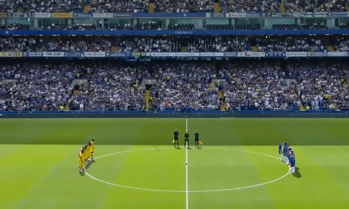 Các cầu thủ Chelsea và Crystal Palace tưởng nhớ các nạn nhân mất do dịch bệnh Covid-19 trước khi bắt đầu trận đấu. Ảnh: Chụp màn hình