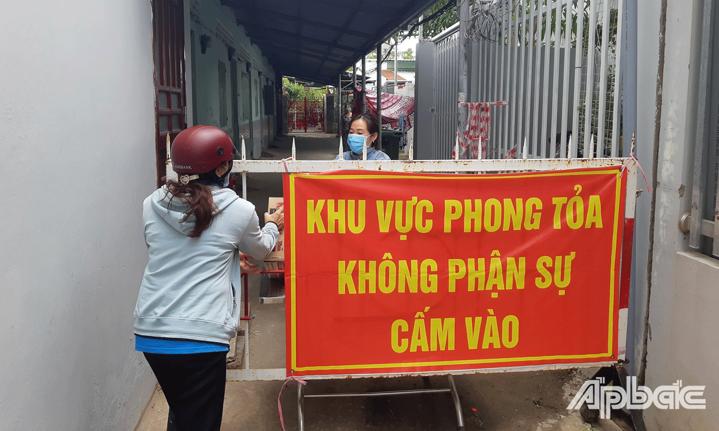 Đoàn viên, người lao động khó khăn trong khu phong tỏa nhận quà hỗ trợ từ LĐLĐ TP. Mỹ Tho, tỉnh Tiền Giang