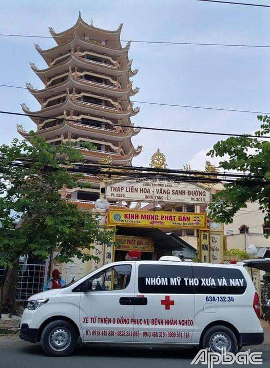 “Chuyến xe nghĩa tình 0 đồng” của Nhóm “Mỹ Tho xưa và nay” đưa hài cốt của bệnh nhân Covid-19 tử vong về chùa Trường Sanh.