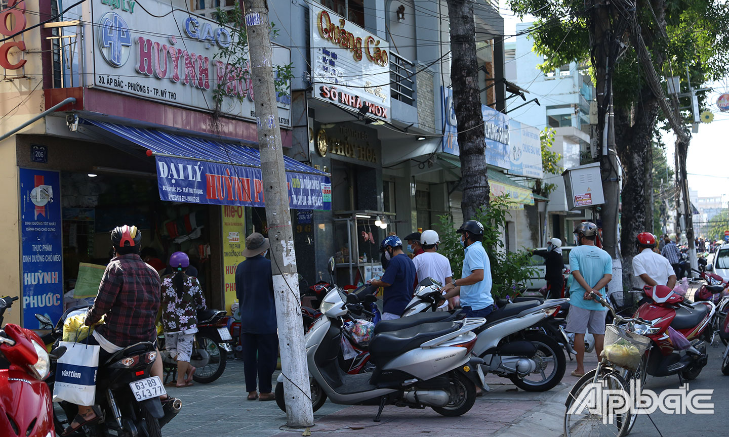 Các vựa gạo trên địa bàn TP.Mỹ Tho rất đông người mua.