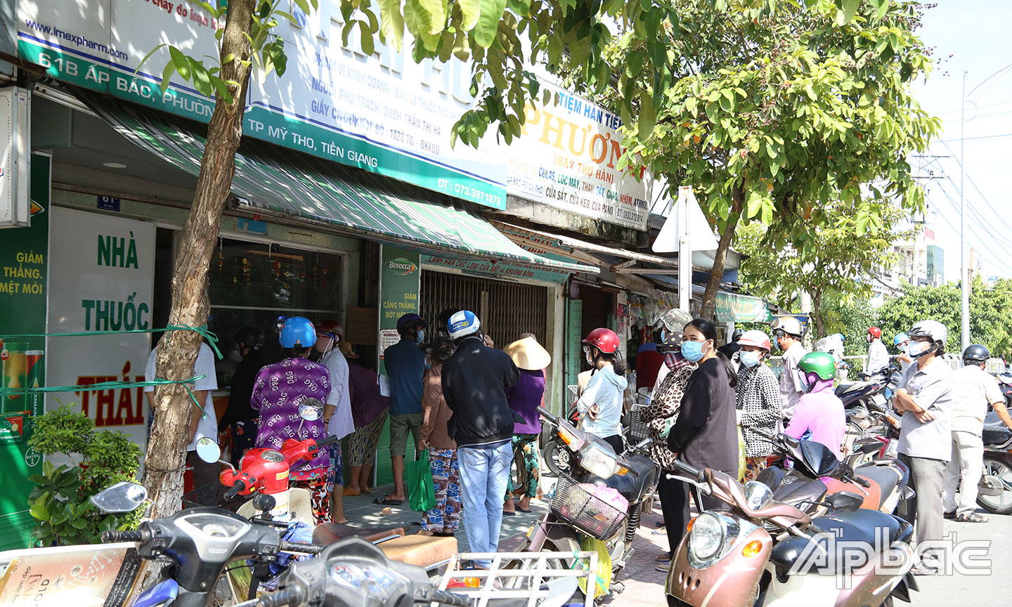 Cửa hàng thuốc tây cũng đông không kém.