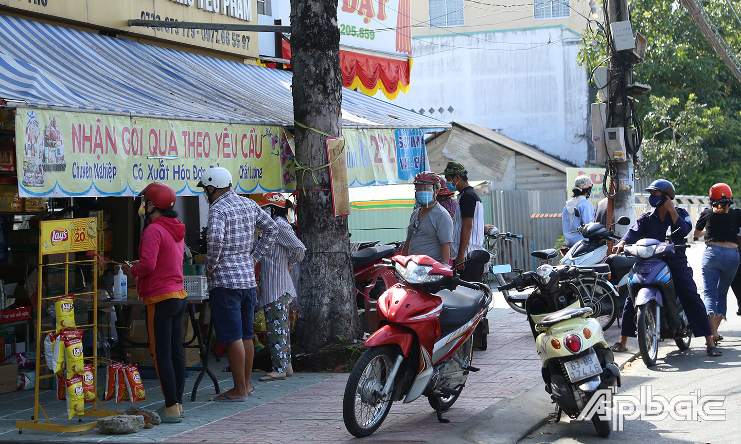 Cửa hàng lương thực rất đông người chờ mua.