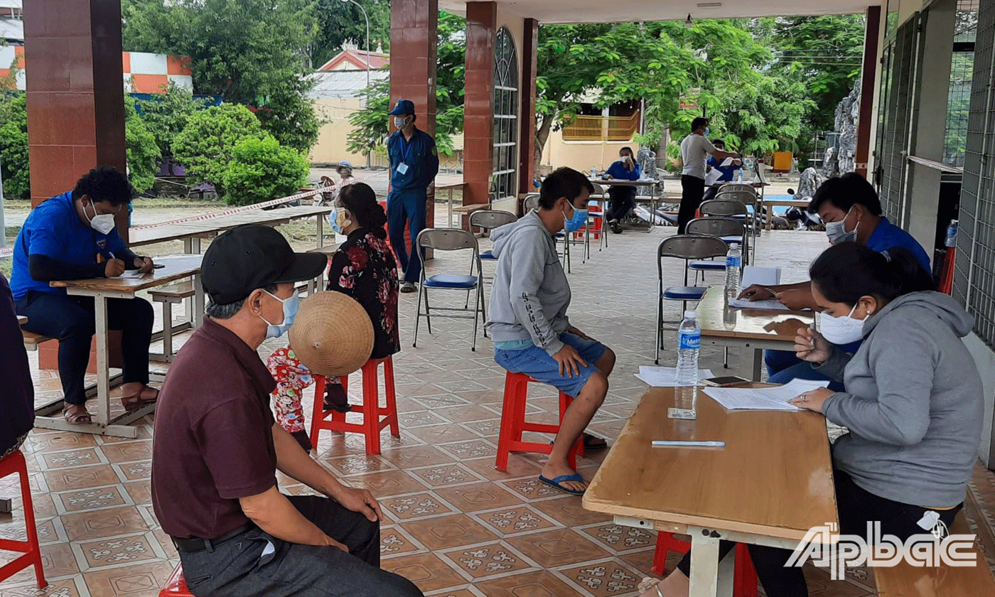 các bạn đoàn viên, thanh niên đã hỗ trợ phân luồng người dân giúp người dân giữ khoảng cách 2 mét, đo thân nhiệt,.... đối với người dân không biết chữ và gặp khó khăn trong việc ghi phiếu  đăng ký tiêm Vaccine thì sẽ được các bạn hỗ trợ ghi phiếu để hạn chế việc ùn tắc khi tiêm vaccine.