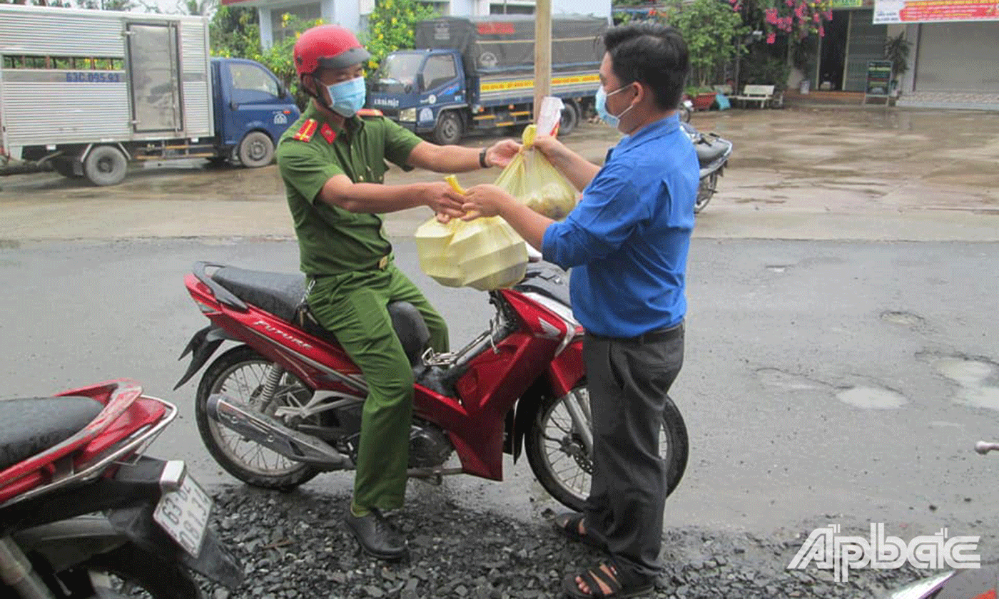  đoàn viên, thanh niên xã Cẩm Sơn thực hiện các hoạt động, công trình, phần việc nhằm hưởng ứng ngày cao điểm “Hoa phượng đỏ toàn quốc” năm 2021, cụ thể như:    👉Tham gia hoạt động hậu cần giúp đội hình shipper áo xanh vận chuyển giao cơm cho chốt trực.