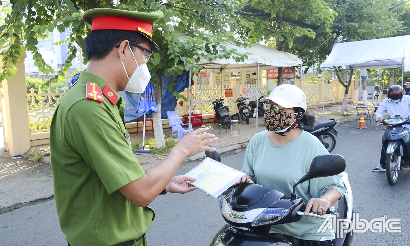 Lực lượng làm nhiệm vụ kiên quyết không cho vào địa bàn đối với những người không nằm trong nhóm đối tượng quy định.