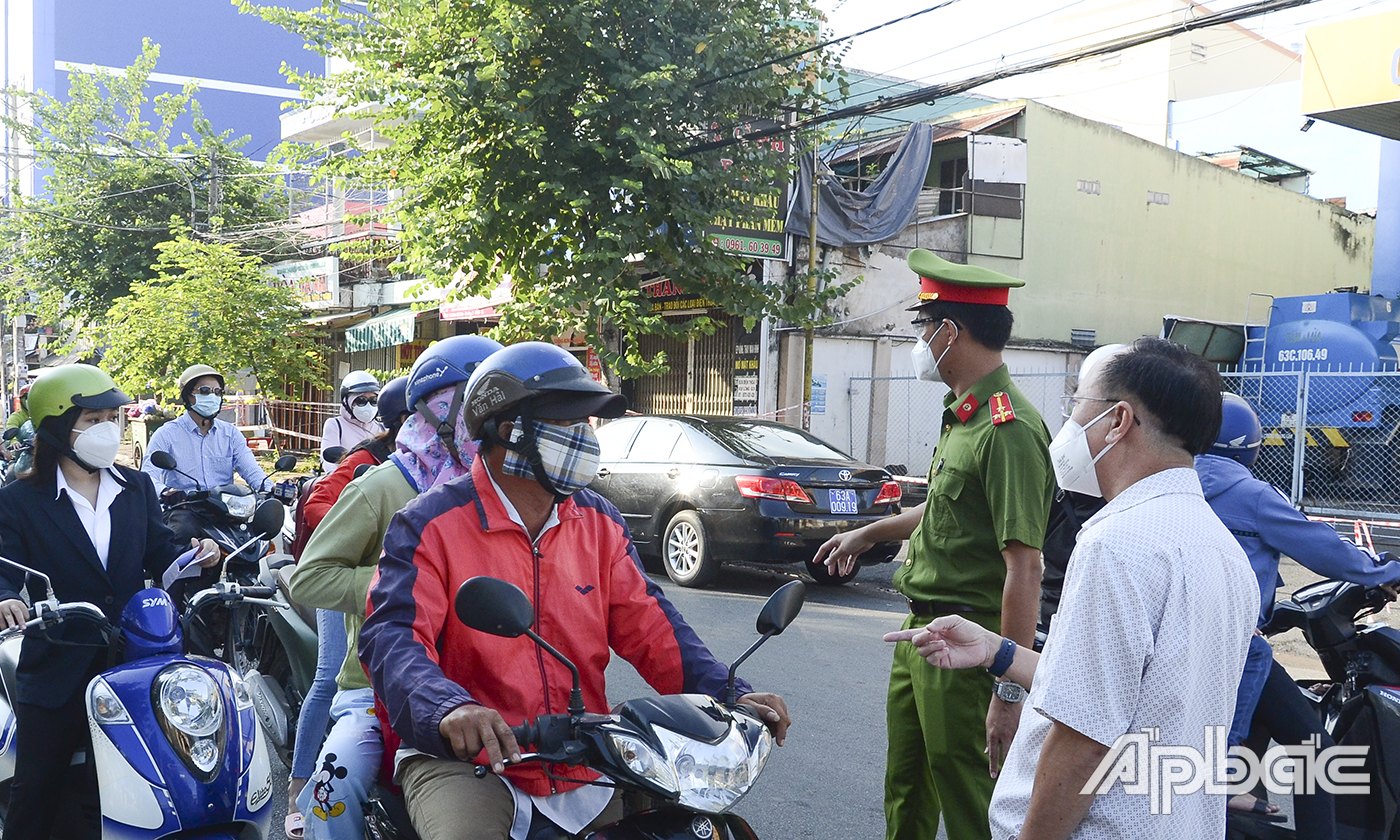 Bí thư Thành ủy Mỹ Tho Trần Kim Trát kiểm tra tình hình thực tế tại khu vực phường 8 và phường 2.
