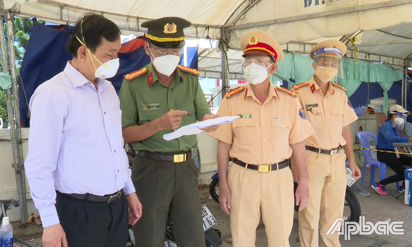  Đồng chí  Nguyễn Văn Vĩnh và Đại tá  Nguyễn Văn Nhựt đến thăm,  động viên lực lượng  làm nhiệm vụ phòng, chống dịch Covid-19.      Ảnh: LÊ HOÀI