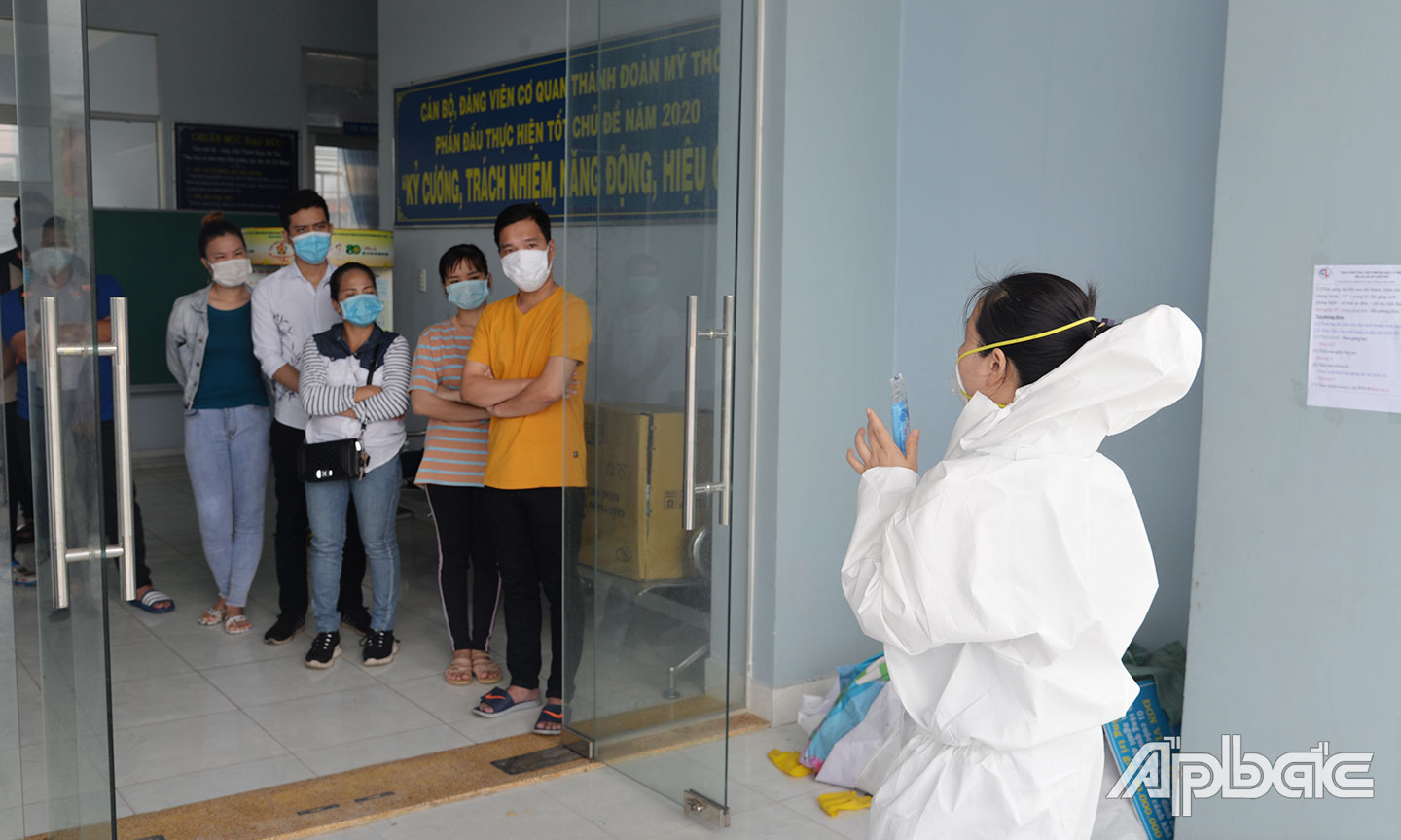 Tập huấn sử dụng trang bị bảo hộ cho các tình nguyện viên trước khi được bố trí hỗ trợ ở các bệnh viện dã chiến.