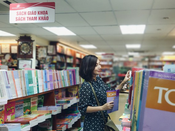 Đến thời điểm này, nhiều cửa hàng bán SGK ở nơi giãn cách xã hội chưa mở cửa. Ảnh minh họa chụp khi chưa có dịch Covid-19.