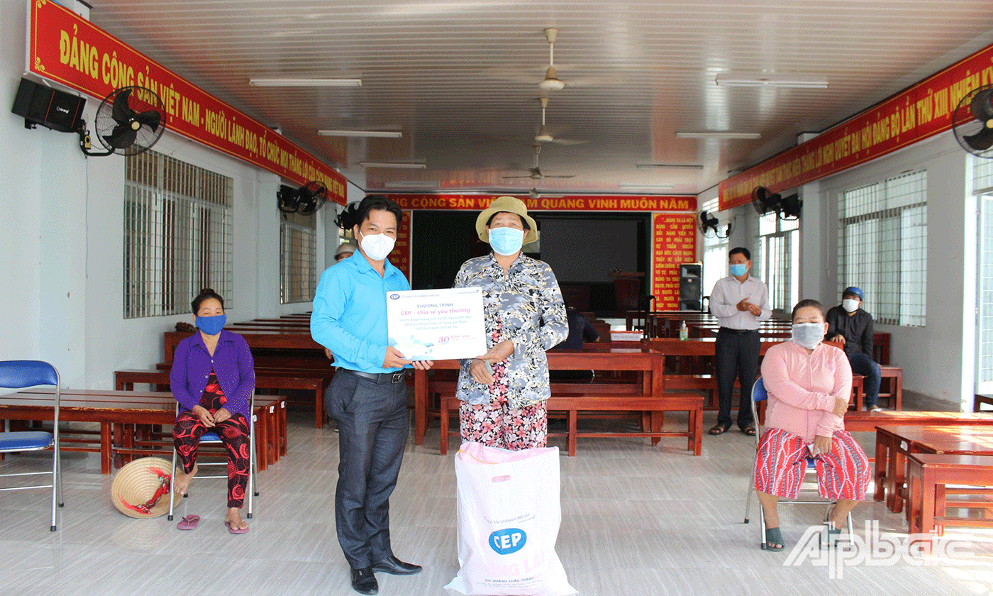 Hỗ trợ gạo cho thành viên CEP