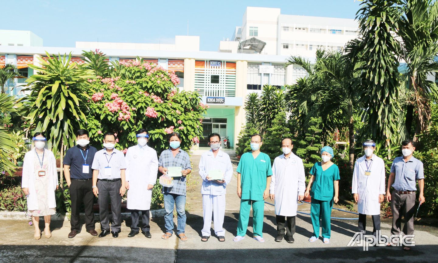 bệnh nhân Covid 19 đủ điều kiện xuất viện đã trở về sum họp với gia đình trong niềm vui của người bệnh và thầy thuốc