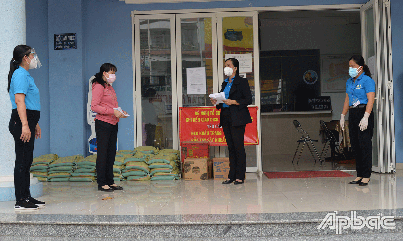 Đồng chí Nguyễn Thị Kim Phượng gửi trao tặng 55 phần quà (mỗi phần 1 triệu đồng) cho cán bộ hội phụ nữ có nhiều đóng góp trong “Tổ phụ nữ chống dịch” ở các cấp hội. 