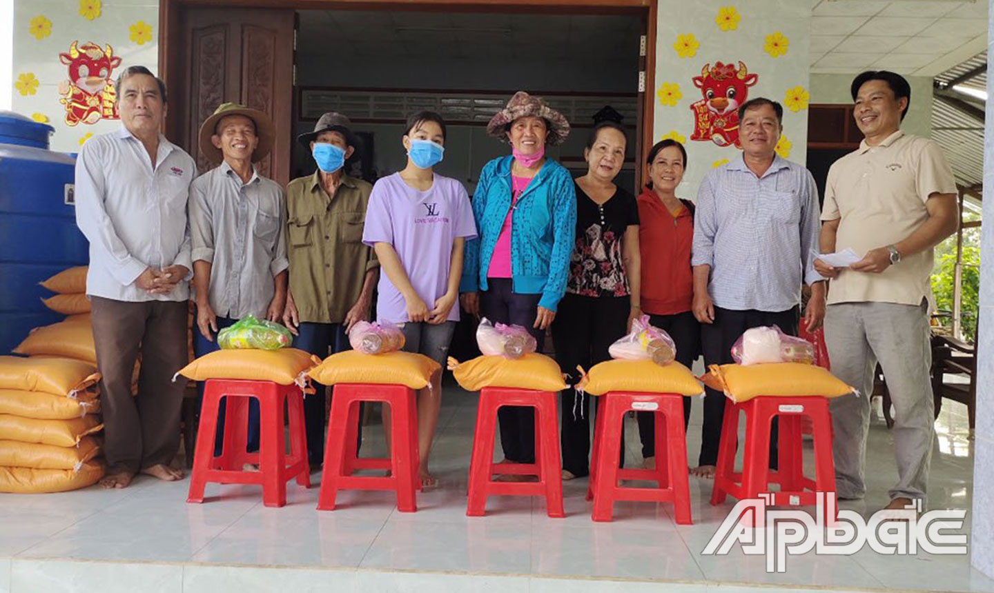 Cô Lê Thị Lan (thứ 4 từ phải qua) là tấm gương điển hình của huyện trong học tập và làm theo Bác. (Ảnh chụp trước khi dịch bệnh Covid-19 bùng phát)