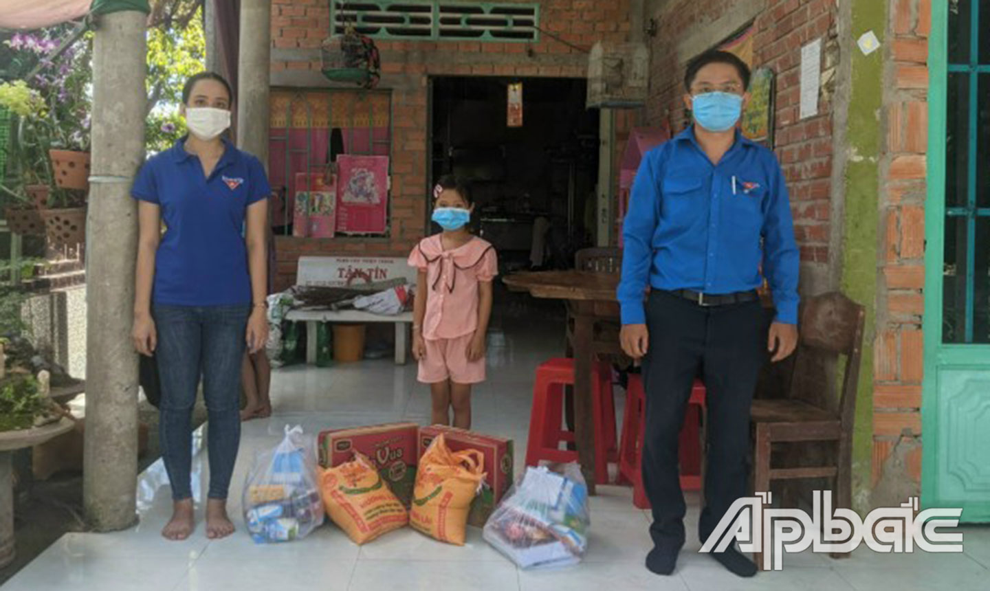 Huyện đoàn Cái Bè hỗ trợ nhu yếu phẩm cho người dân có hoàn cảnh khó khăn.