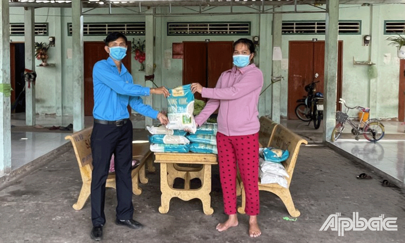 Liên đoàn Lao động huyện  công nhân, người lao động có hoàn cành khó khăn hiện đang sinh sống tại các nhà trọ trên địa bàn huyện 