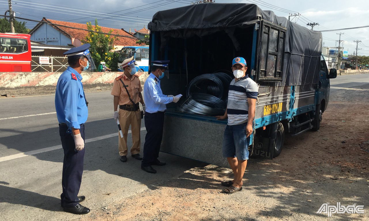 Lực lượng chức năng kiểm tra phương tiện vi phạm.