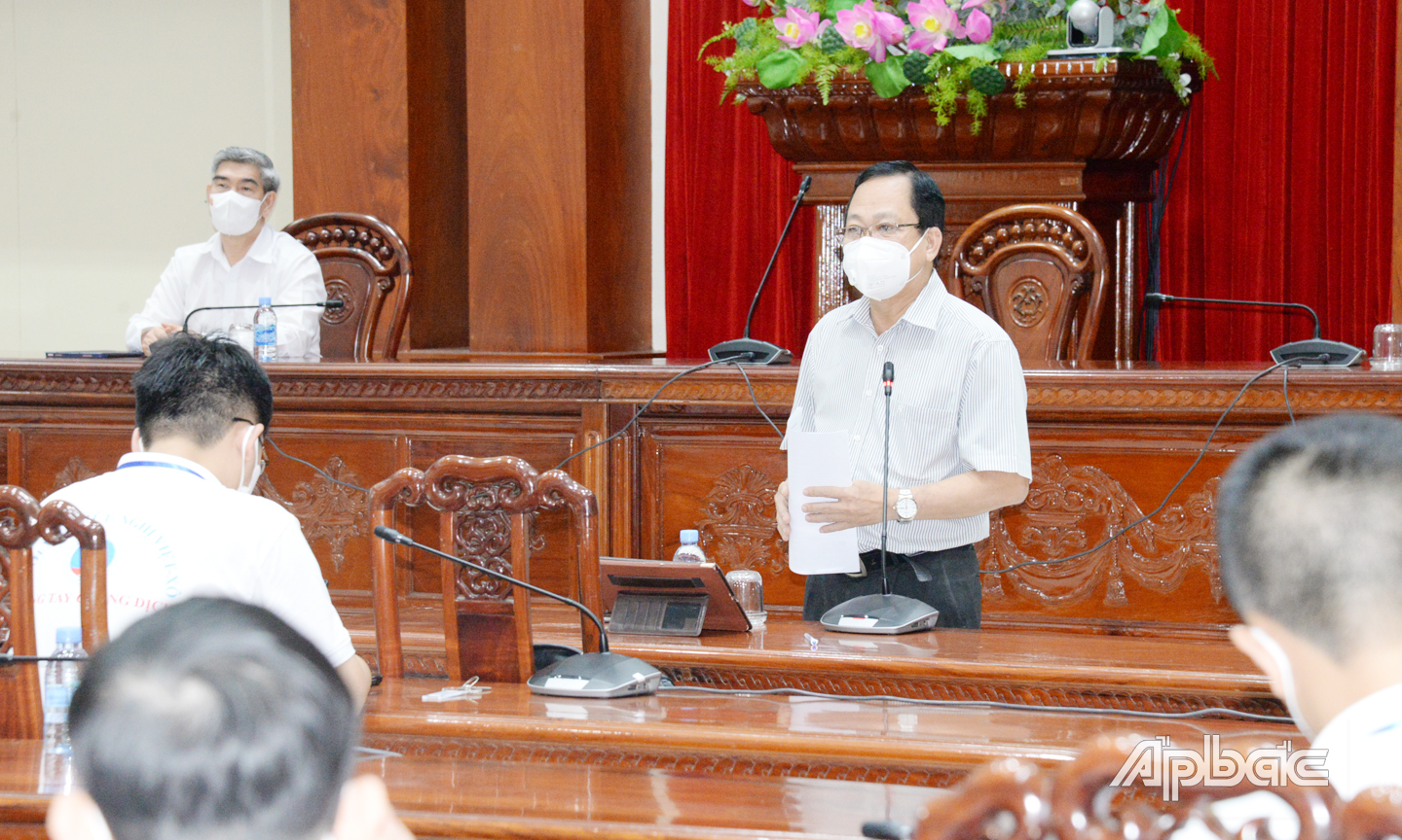 Bác sĩ Chuyên khoa 2 Nguyễn Thanh Linh, Phó Giám đốc Sở Y tế Tiền Giang trao đổi, thống nhất điều động các bác sĩ, điều dưỡng vừa đến hỗ trợ công tác điều trị bệnh nhân Covid-19 tại Tiền Giang