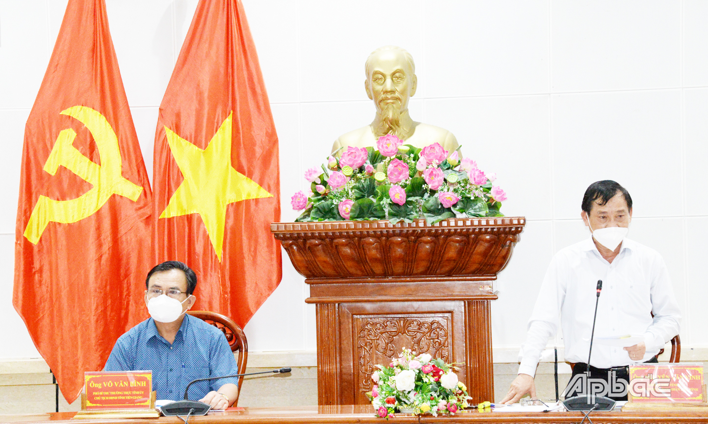  đồng chí Võ Văn Bình, Phó Bí thư Thường trực Tỉnh ủy, Chủ tịch HĐND tỉnh và đồng chí Nguyễn Văn Vĩnh, Phó Bí thư Tỉnh ủy, Chủ tịch UBND tỉnh, Trưởng Ban Chỉ đạo phòng chống dịch Covid-19 (BCĐ) tỉnh Tiền Giang chủ trì cuộc họp