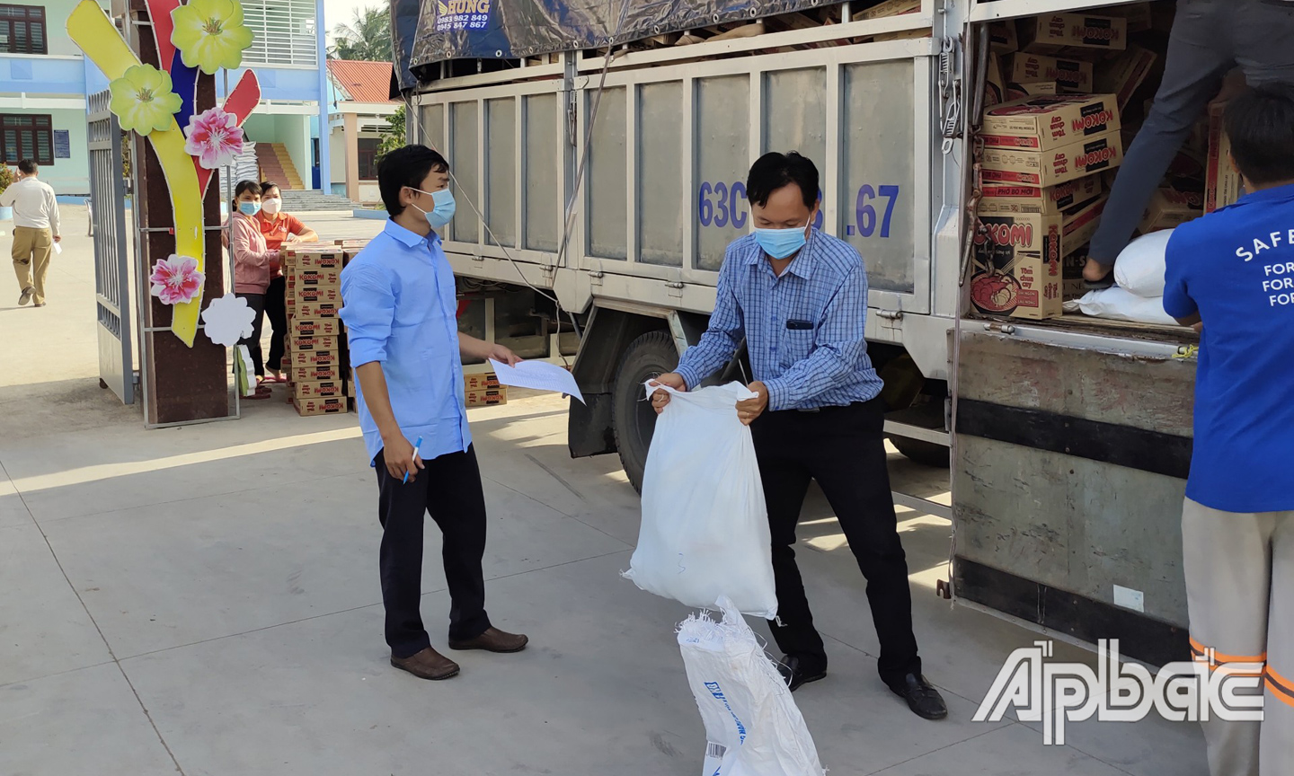 Chuẩn bị hàng hóa chuyển về các địa phương.