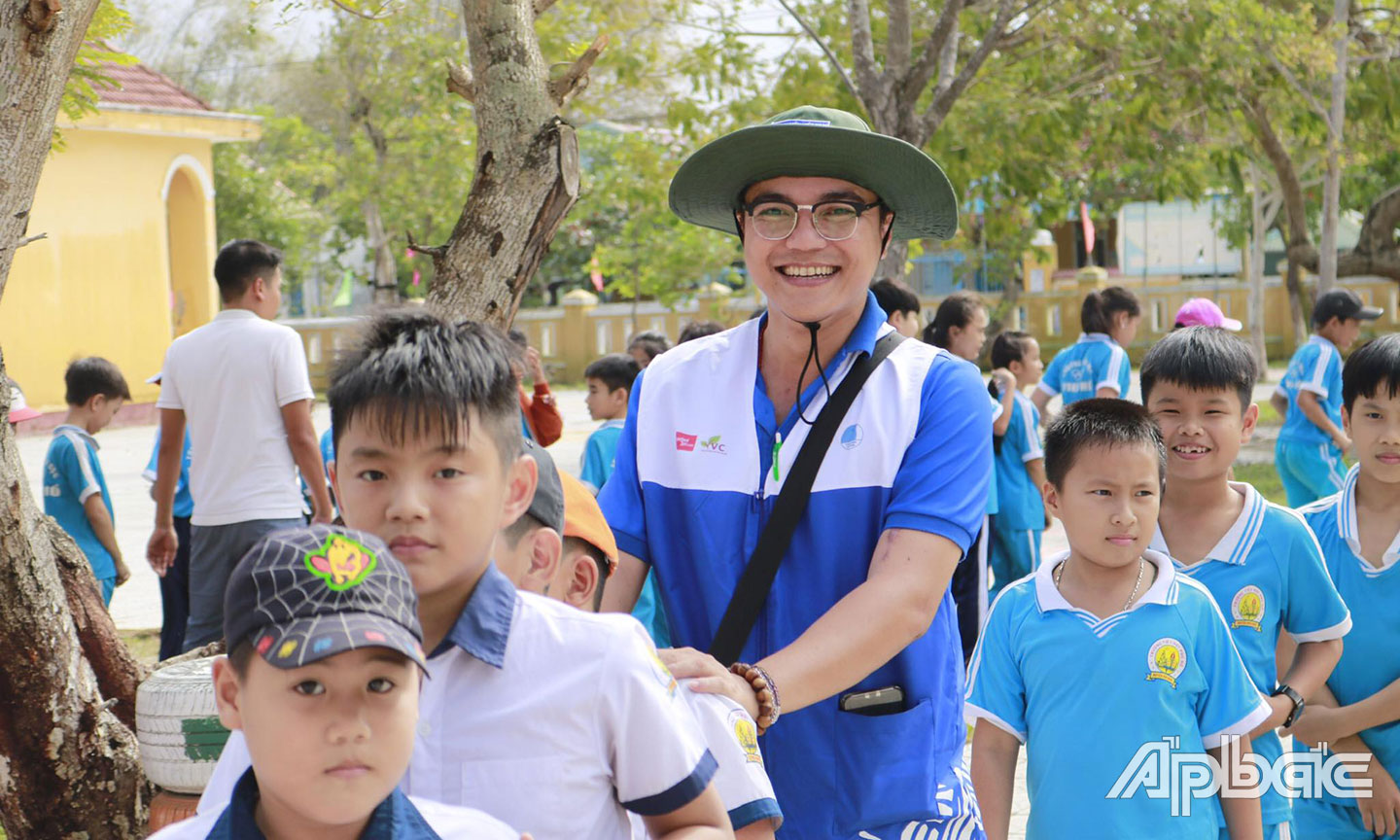 Trao 8.000 quyển tập cho học học sinh Trường Tiểu học Phú Hồ, huyện Phú Vang, tỉnh Thừa Thiên - Huế trong “Hành trình Vì miền Trung thân yêu”. (Ảnh do nhân vật cung cấp)