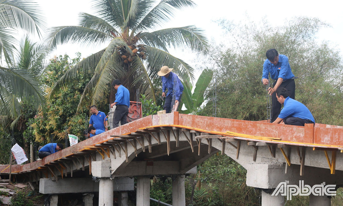 Thi công cầu Hữu Nghị 1 nối liền ấp 1 và ấp 3 thuộc xã Mỹ Tân, huyện Cái Bè, do Đạt vận động   xin kinh phí.                                                                                                                                                    Ảnh: Phan Thắng