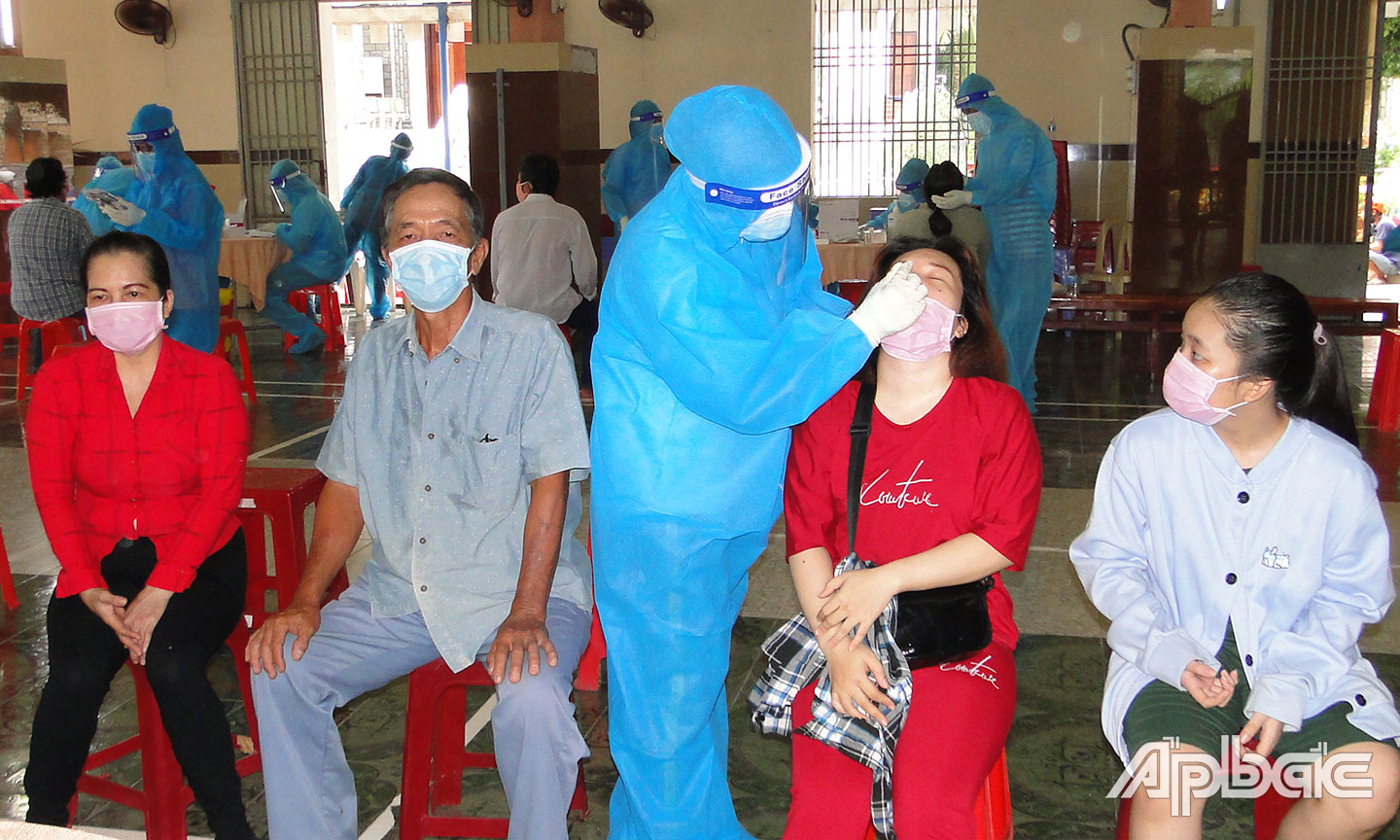 Lấy mẫu xét nghiệm SARS-CoV-2 lần 1 tại xã Trung An.       