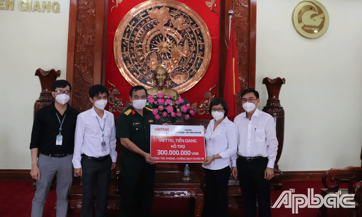 Lãnh đạo Chi nhánh Viettel Tiền Giang đã trao 300 triệu đồng cho đến Ban chỉ đạo phòng, chống dịch Covid-19 tỉnh Tiền Giang. 
