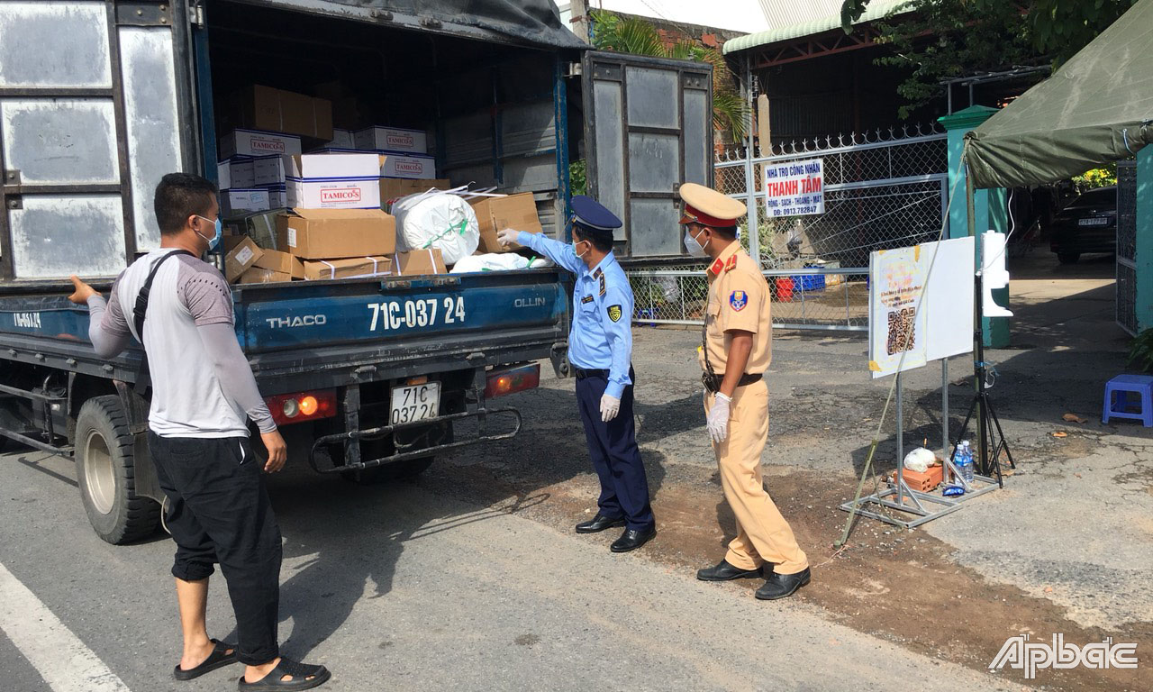 Lực lượng chức năng kiểm tra phương tiện vi phạm.