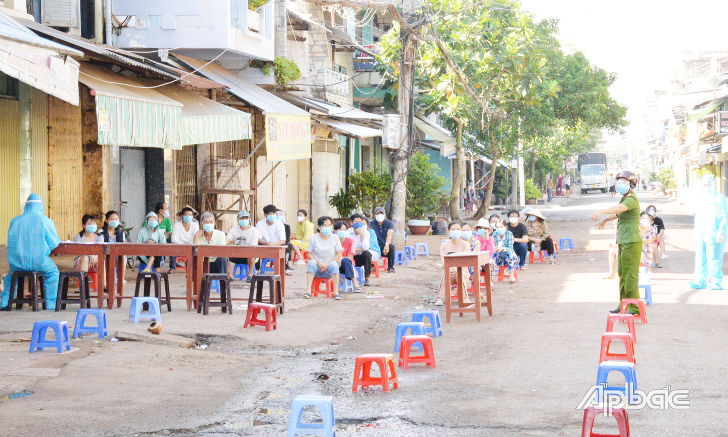 Trong lần lấy mẫu test nhanh đợt 1 của chiến dịch tầm soát diện rộng, TP. Mỹ Tho đã phát hiện tổng cộng 555 F0 đã có kết quả xét nghiệm RT-PCR
