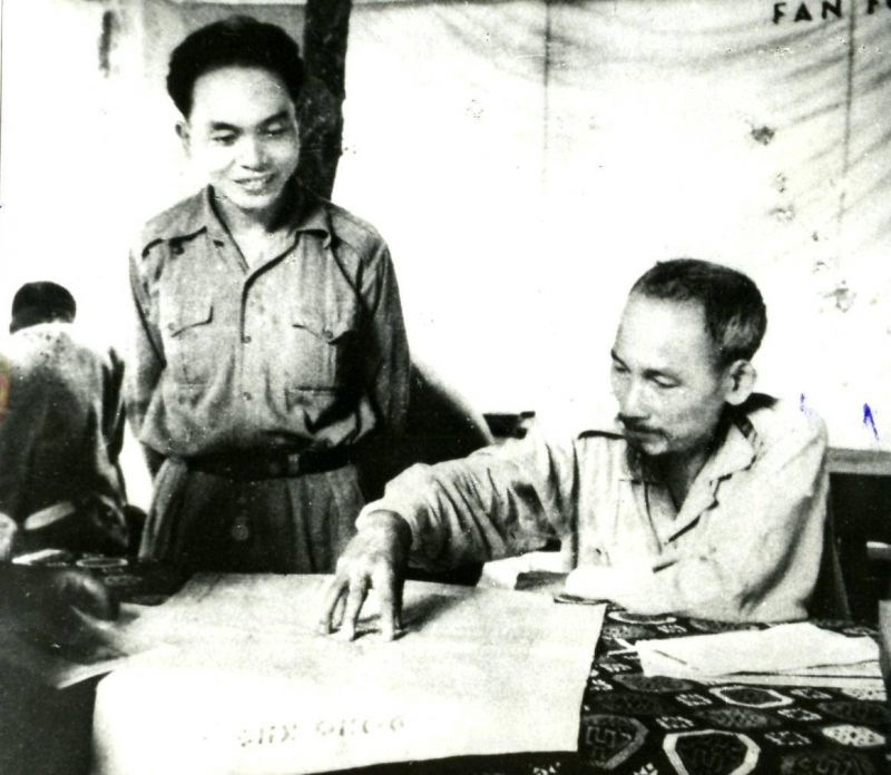 4- Chủ tịch Hồ Chí Minh cùng Đại tướng Võ Nguyên Giáp nghiên cứu phương án tác chiến trong Chiến dịch biên giới năm 1950 (Ảnh: Bảo tàng Lịch sử Quân sự Việt Nam cung cấp).