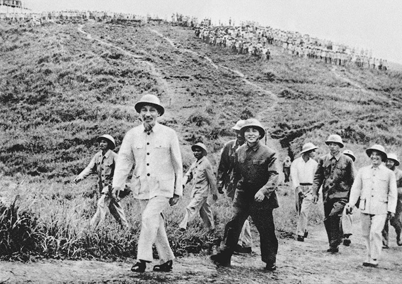 6- Bác Hồ và Đại tướng Võ Nguyễn Giáp thăm bộ đội diễn tập năm 1957.