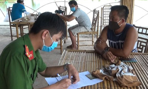 Lực lượng chức năng lập biên bản. Ảnh Công an cung cấp.
