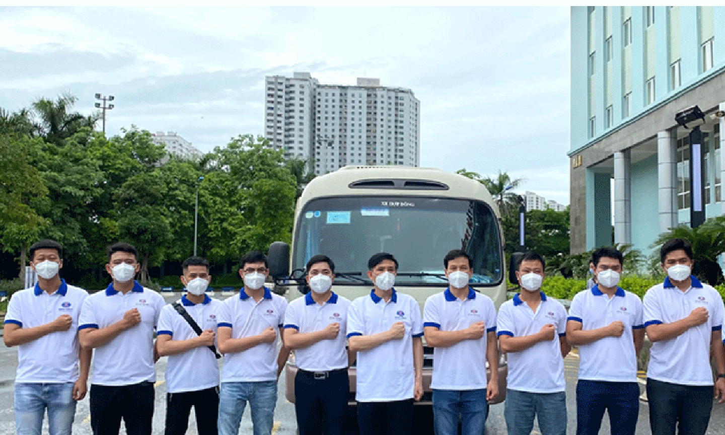 Đoàn y, bác sĩ Bệnh viện K đặt tay lên trái tim mình trước giờ lên đường vào Nam làm nhiệm vụ hỗ trợ chống dịch Covid-19.