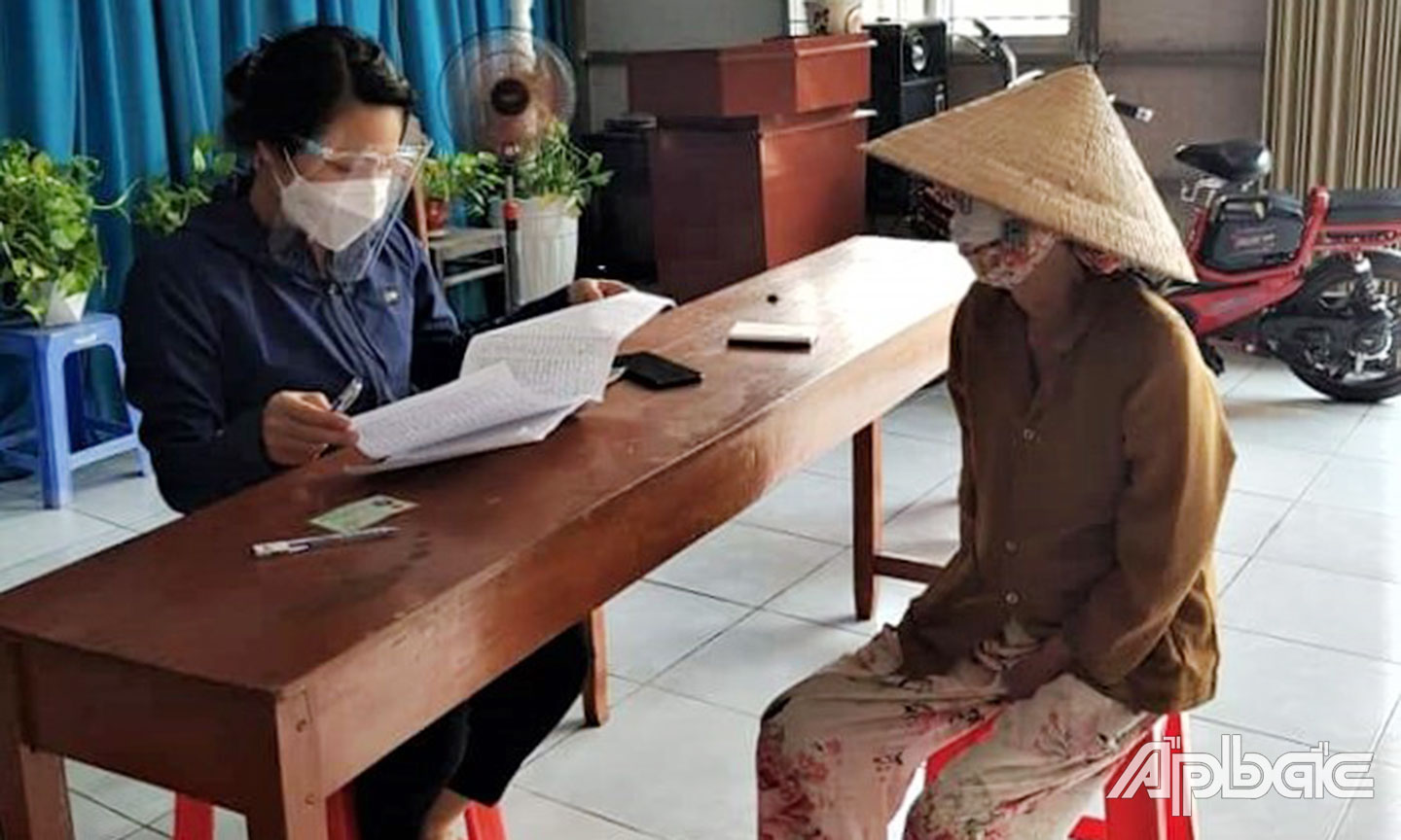 Phường 1, TX. Cai Lậy chi hỗ trợ cho người bán vé số lẻ đợt 1.