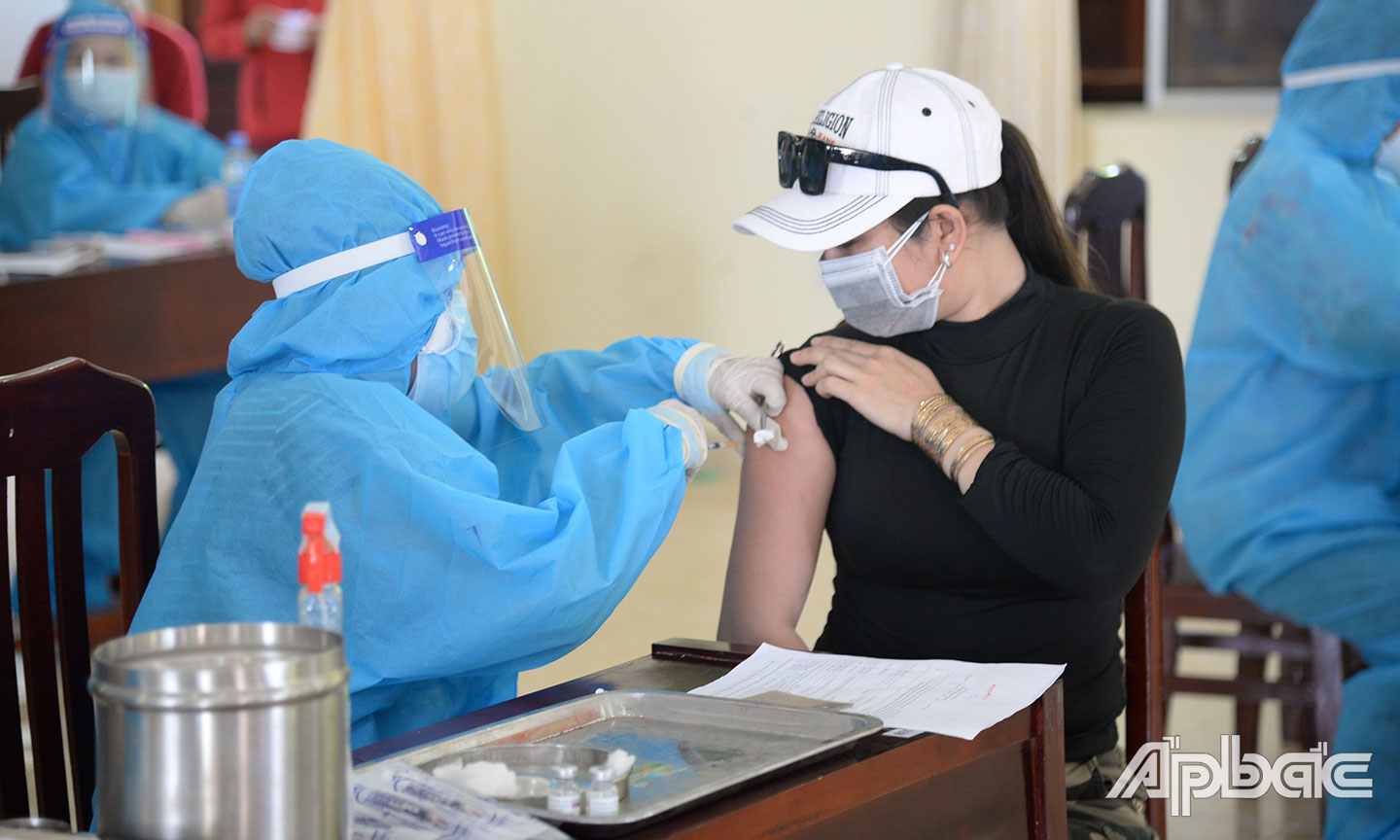 Nhân viên y tế bám chặt “trận địa” kể từ khi dịch Covid-19 xuất hiện (tiêm vắc xin ở TP. Mỹ Tho).