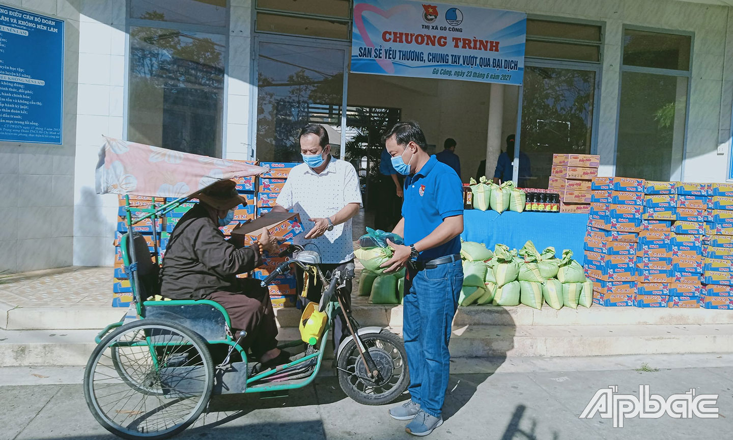 Anh Phong trao quà hỗ trợ người dân khó khăn do dịch bệnh. 