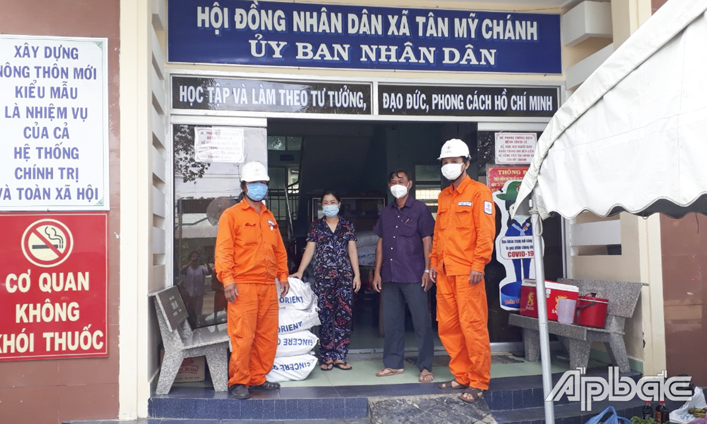 Điện lực TP. Mỹ Tho trao 200 kg gạo cho UBND xã Tân Mỹ Chánh (TP. Mỹ Tho)