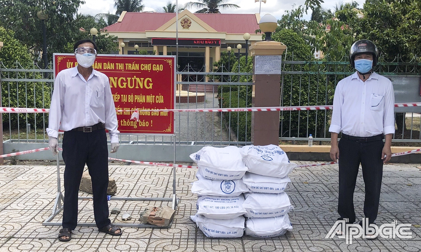 Điện lực Chợ Gạo trao 20 phần gạo cho UBND thị trấn Chợ gạo (huyện Chợ Gạo).