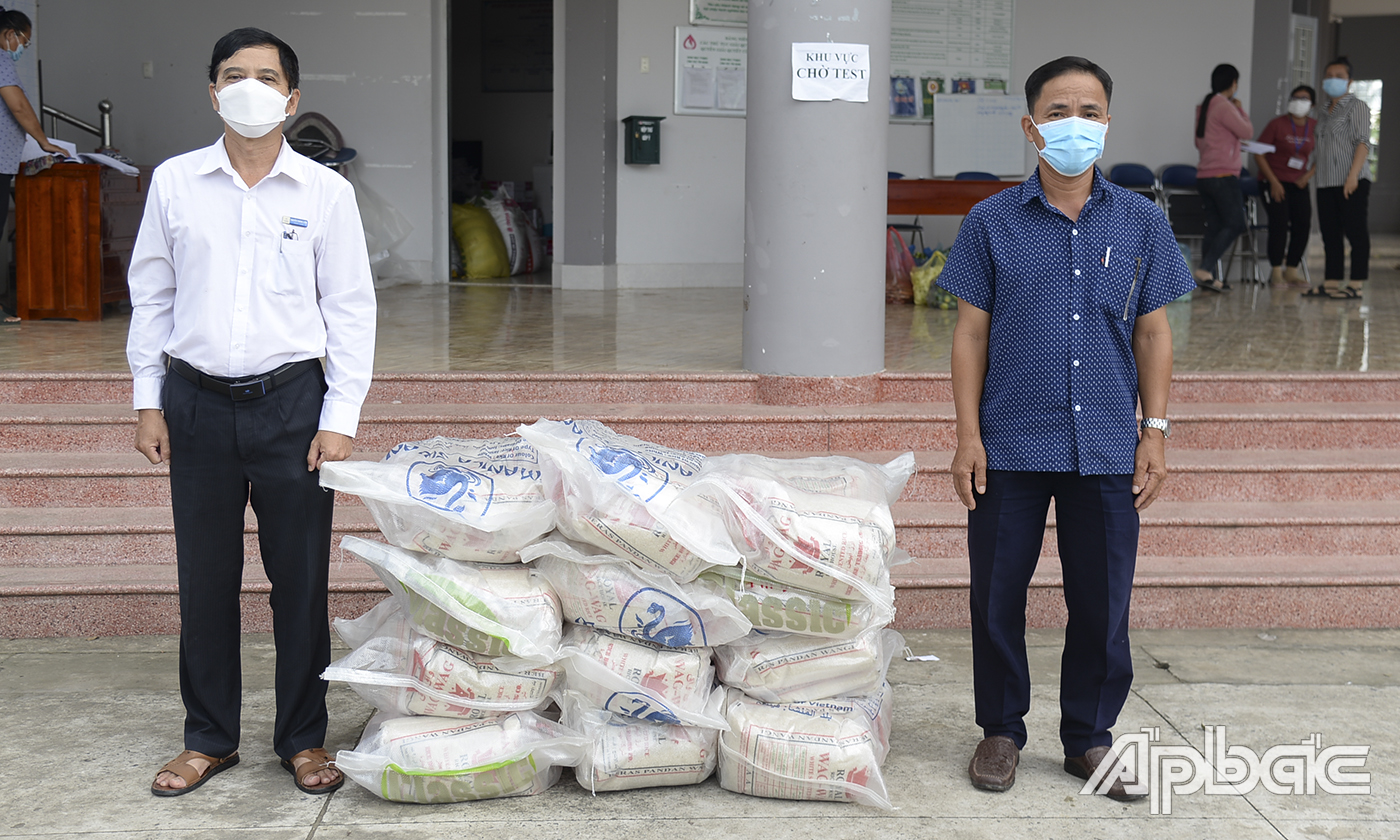 Công ty Điện lực Tiền Giang trao các phần gạo cho UBND xã Mỹ Phong (TP. Mỹ Tho).
