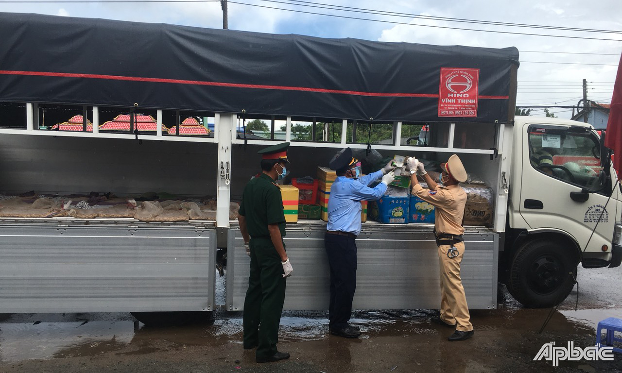 Số thuốc lá điếu nhập lậu được dấu bên dưới lớp nông sản.
