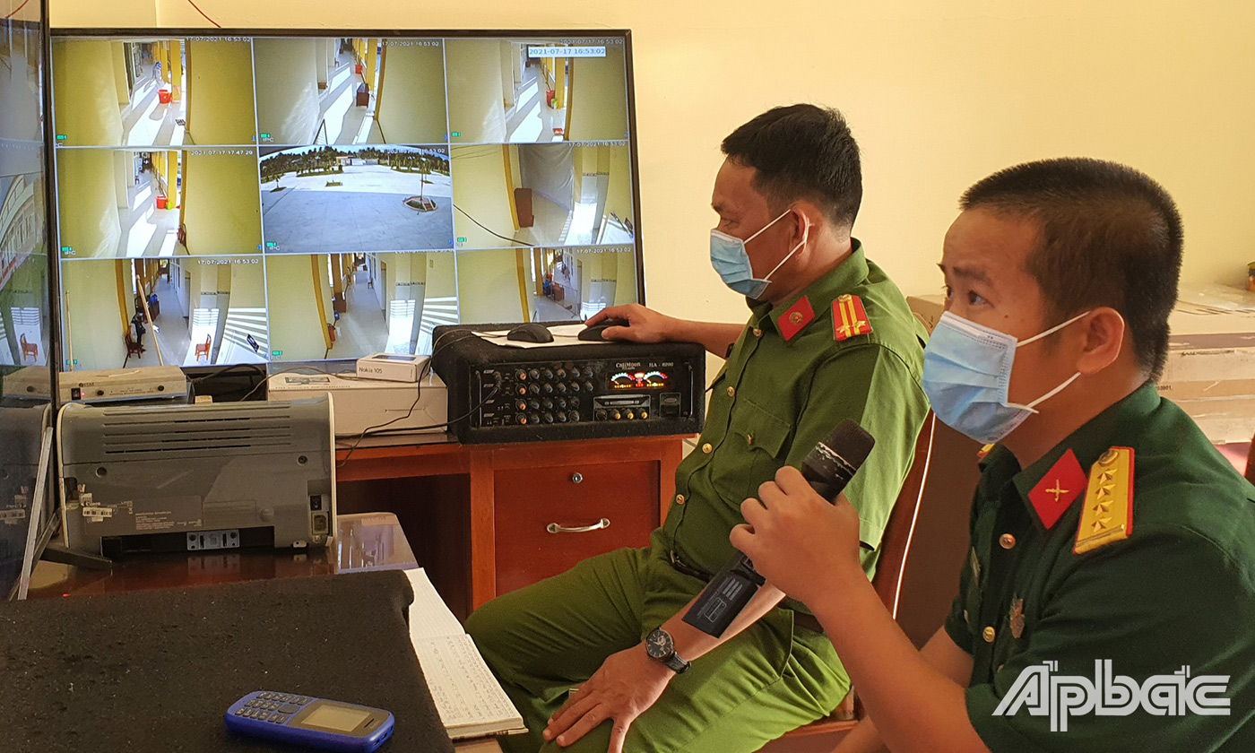 Những chú bộ đội cũng ngày đêm chiến đấu với dịch bệnh, hỗ trợ tích cực cho người dân khu vực cách ly, phong tỏa