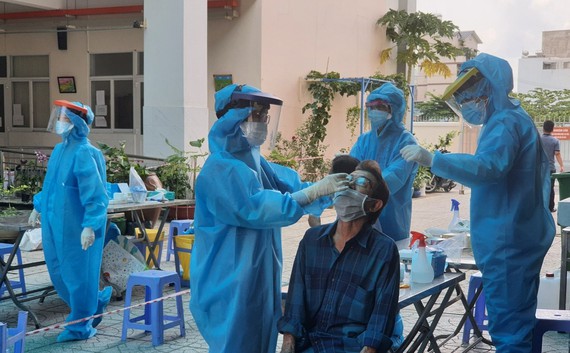 Nhân viên y tế lấy mẫu xét nghiệm cho người dân.