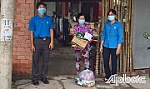 Thăm, tặng quà công đoàn viên bị thiệt hại do lốc xoáy