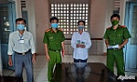 Công an xã An Thái Trung bàn giao tiền cho người đánh rơi