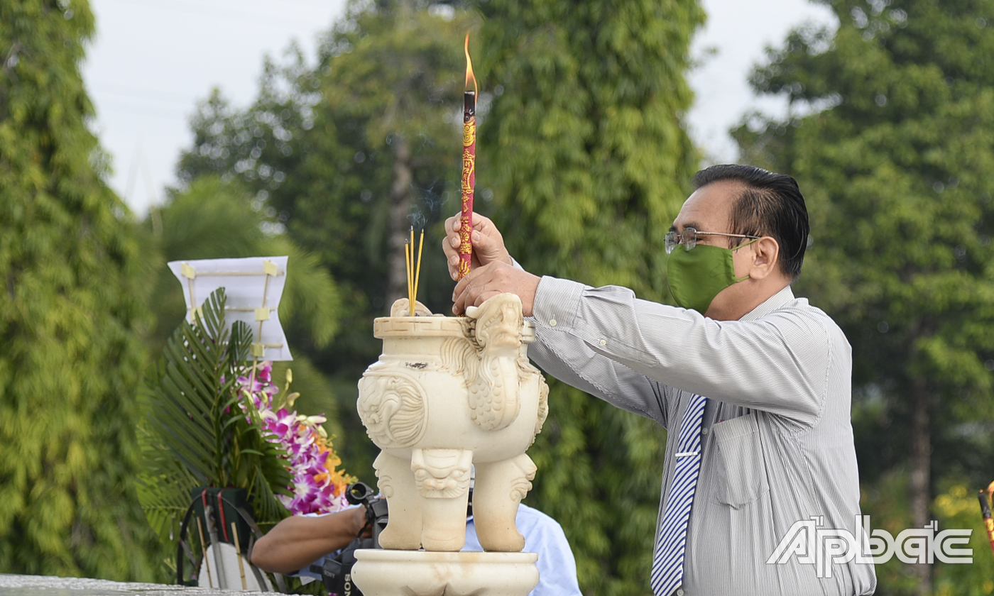Lãnh đạo tỉnh thắp hương tại Nghĩa trang Liệt sĩ tỉnh.