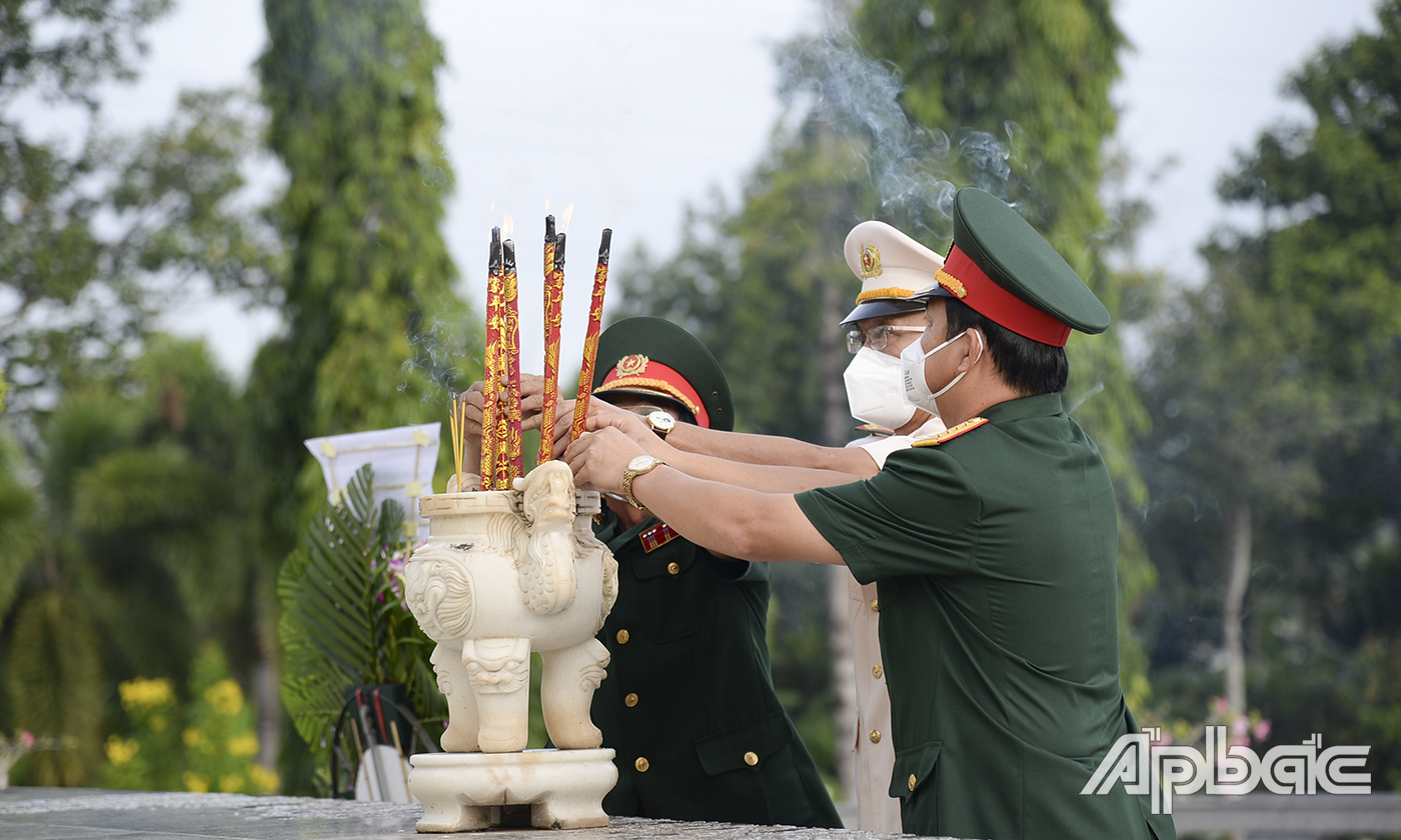 Đoàn Lãnh đạo Lực lượng vux trang tỉnh Tiền Giang Lực lượng vũ trang tỉnh Tiền Giang hắp hương tại Nghĩa trang Liệt sĩ tỉnh.
