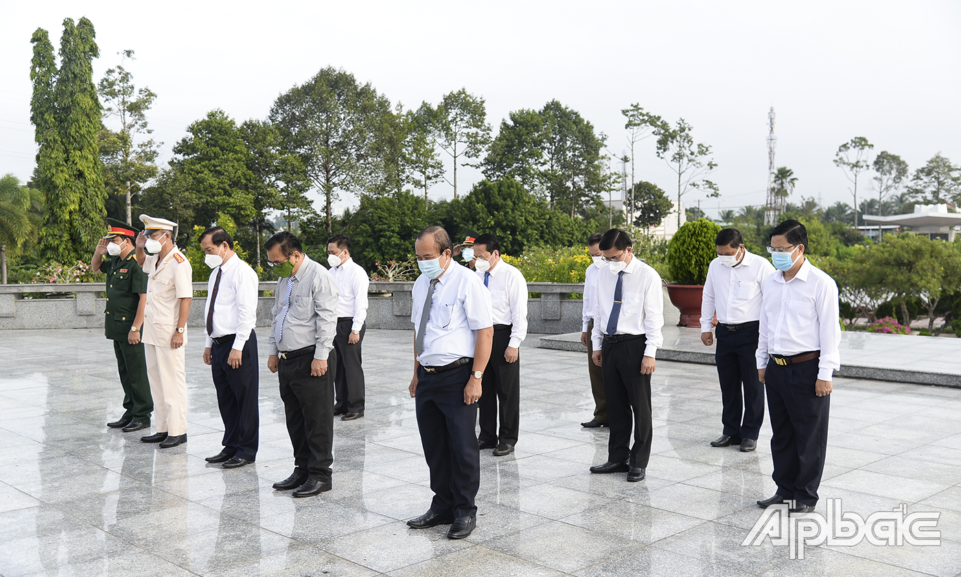 Đoàn dành 1 phút mặc niệm tưởng nhớ công ơn các Anh hùng liệt sĩ.