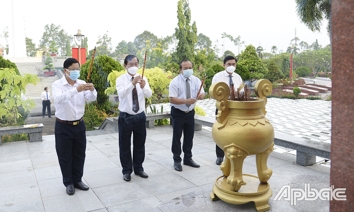 Lãnh đạo tỉnh Tiền Giang thắp hương tại Bia ghi danh các liệt sĩ vô danh.